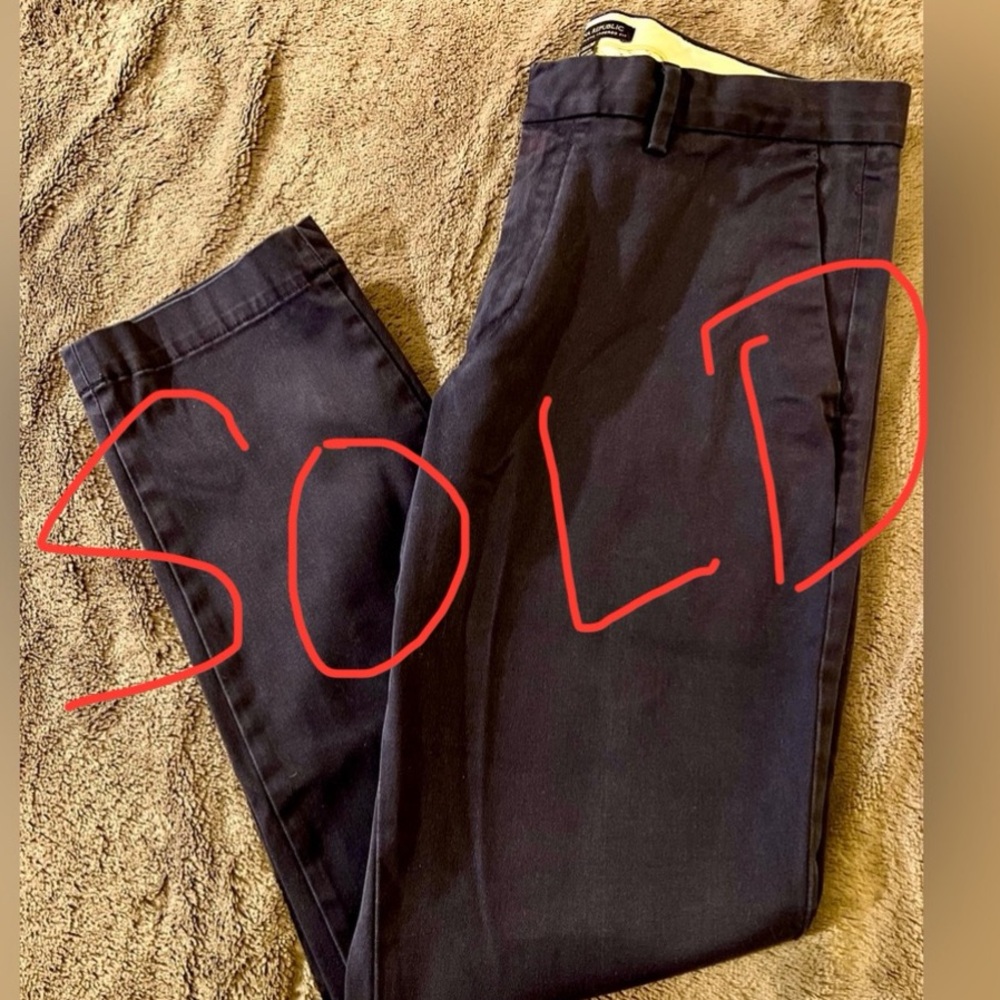 SOLD!! BANANA REPUBLIC MEN’S MASON ATHLETIC FIT CHINOS - SIZE 33x30 -
